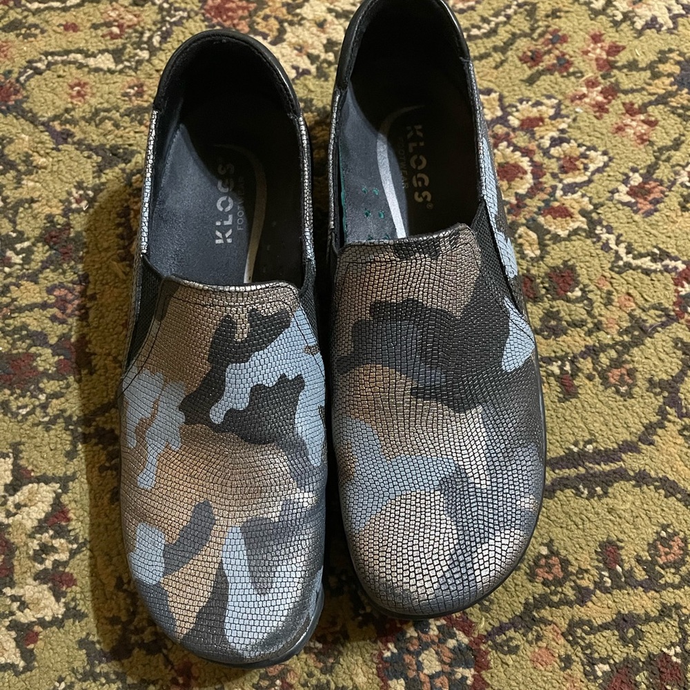 Klogs Shoes Womens 9 Moxy Blue Camo Slip Resistant Leather Clog Nursing Work